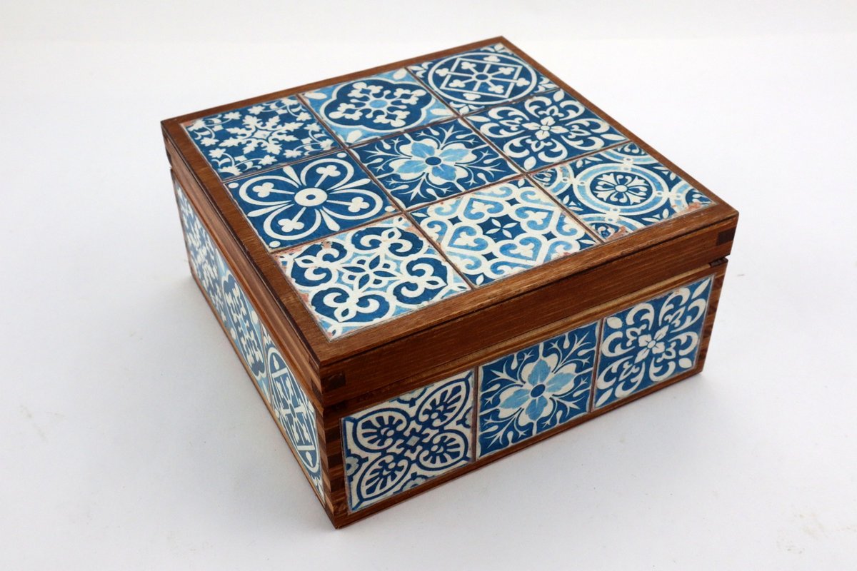 /Herbaciarka, elegancie pudełko  na herbatę lub drobiazgi. Wzór portugalski azulejos/ Krakowska Drewutnia