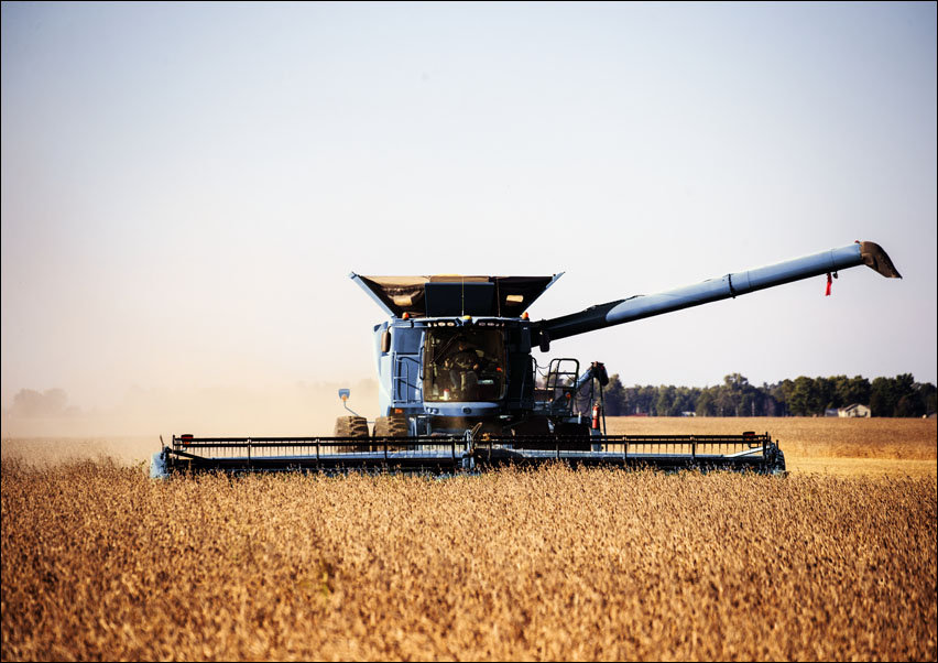 A harvesting operation kicks up dust in rural Carroll County, Indiana., Carol Highsmith - plakat 70x50 cm