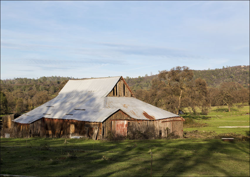 A sizable barn near the settlement of Bangor, south of Oroville in Butte County, California., Carol Highsmith - plakat 70x50 cm