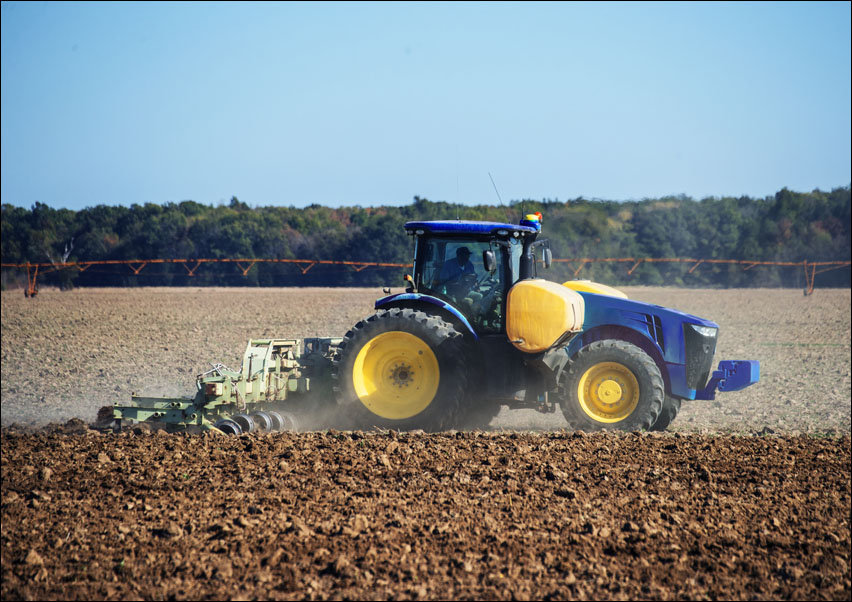 A tractor in Tunica County Mississippi., Carol Highsmith - plakat 70x50 cm