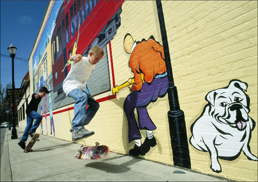 Actual skateboarders mimic those on a street mural, Louisville, Kentucky, Carol Highsmith - plakat 50x40 cm