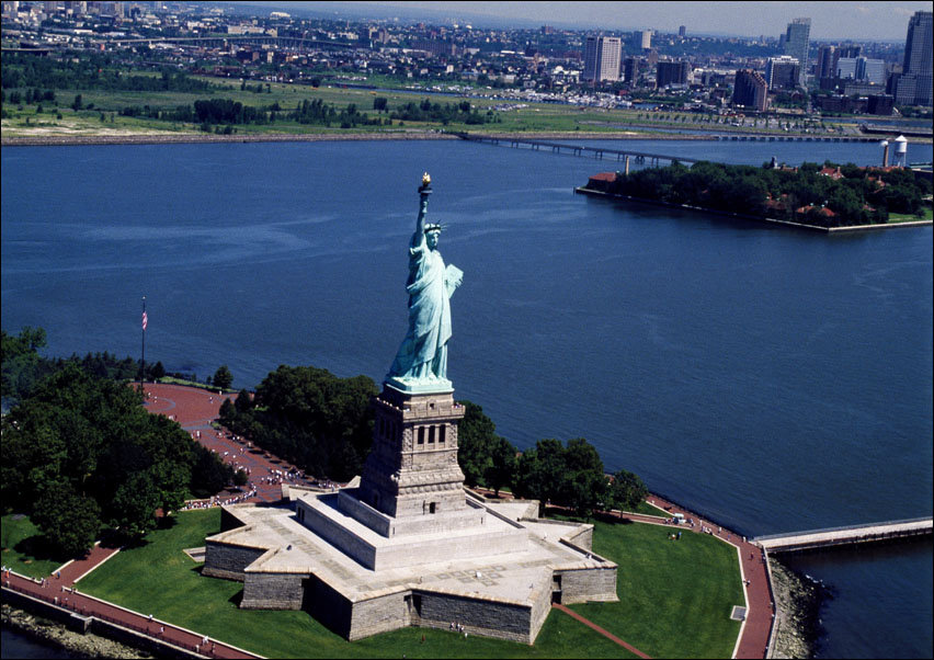 Aerial view of the Statue of Liberty, Carol Highsmith - plakat 70x50 cm