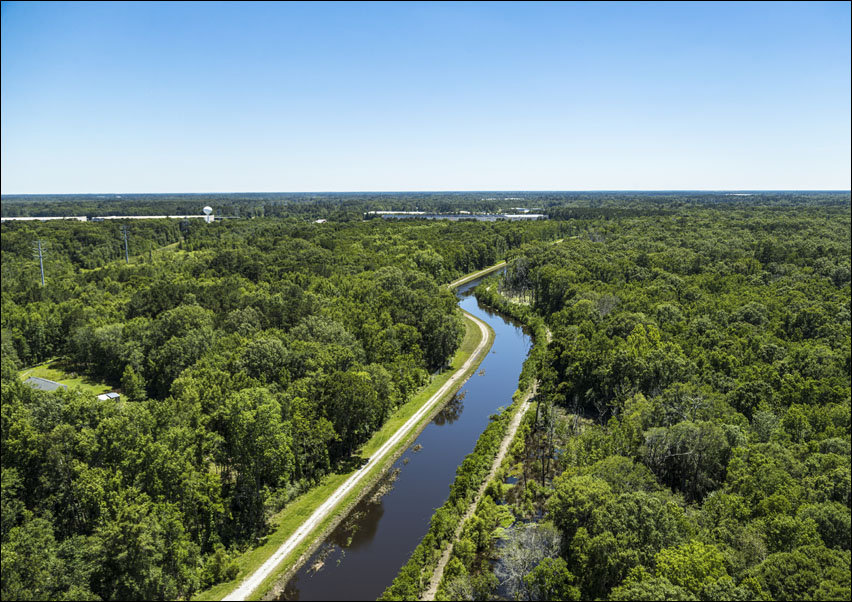 Aerial view of the Pipe Makers Canal, which winds through marshes in Savannah, Georgia, Carol Highsmith - plakat 50x40 cm