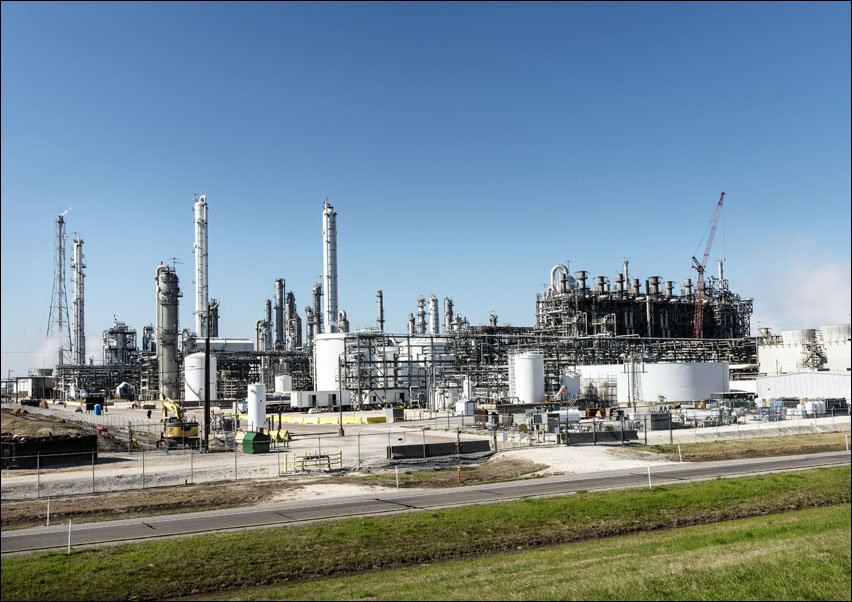 An oil refinery in Groves, Texas, Carol Highsmith - plakat 50x40 cm
