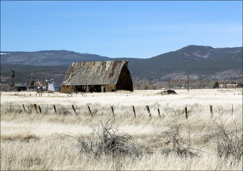 An old hay barn on the outskirts of Susanville, seat of Lassen County, California, Carol Highsmith - plakat 91,5x61 cm