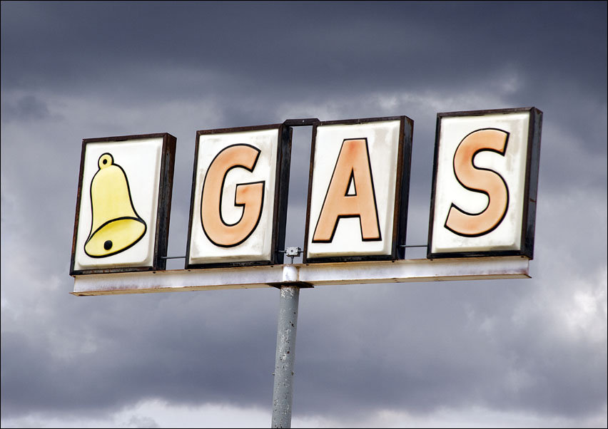 Bell Gas Sign in Truxton, Arizona., Carol Highsmith - plakat 70x50 cm