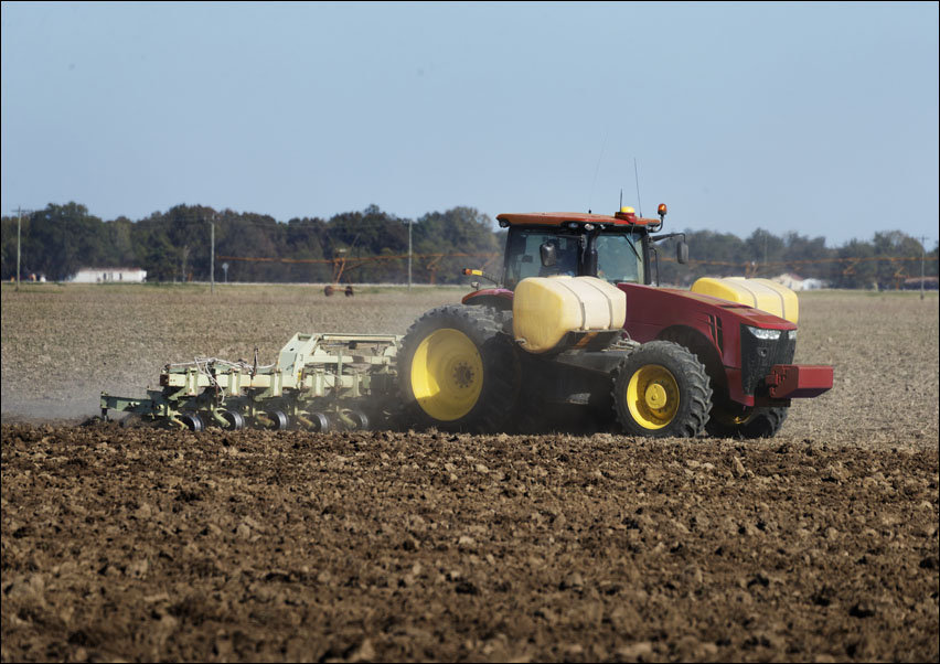 Cotton field getting plowed near Evansville, Mississippi, Carol Highsmith - plakat 70x50 cm