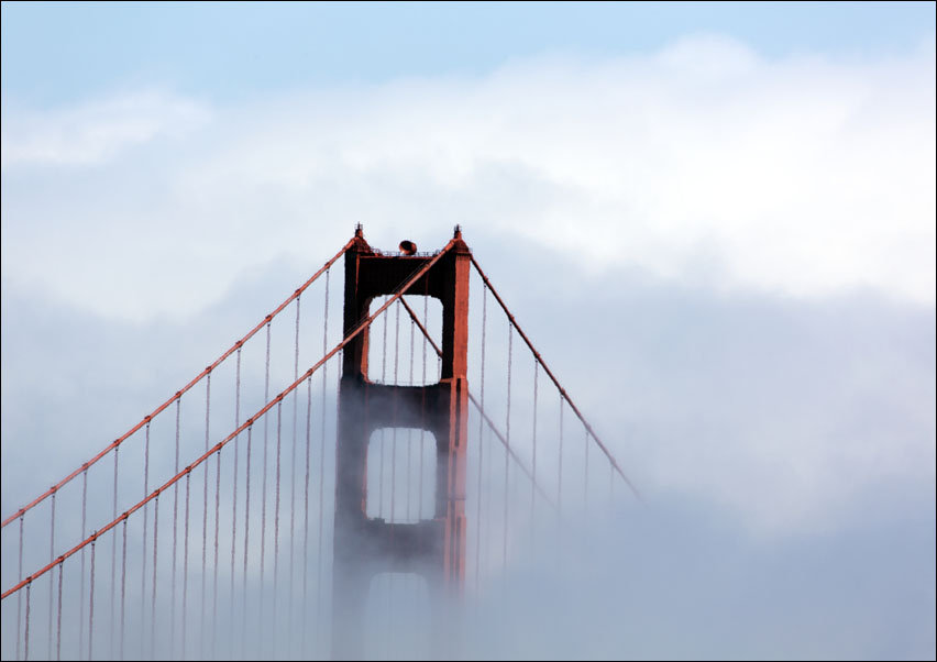 Fog rolls across the Golden Gate Bridge in San Francisco, Carol Highsmith - plakat 100x70 cm