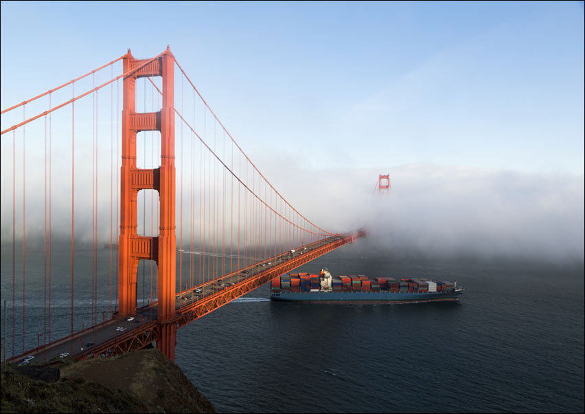 Fog rolls across the Golden Gate Bridge in San Francisco., Carol Highsmith - plakat 42x29,7 cm