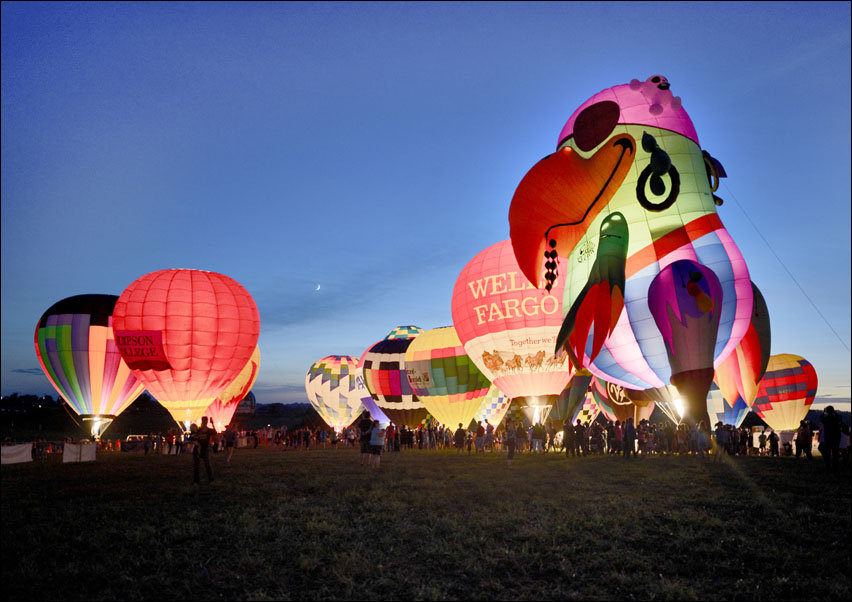 Hot air balloons at the National Balloon Classic in Indianola, Iowa, Carol Highsmith - plakat 100x70 cm