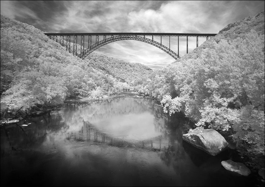 Infrared-camera view of the New River Gorge Bridge in Fayette County, West Virginia., Carol Highsmith - plakat 50x40 cm