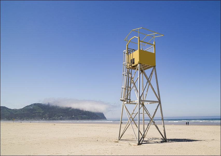 Lifeguard tower and a low, passing cloud on the beach of the small, Pacific Ocean town of Seaside, Oregon, Carol Highsmith - plakat 100x70 cm