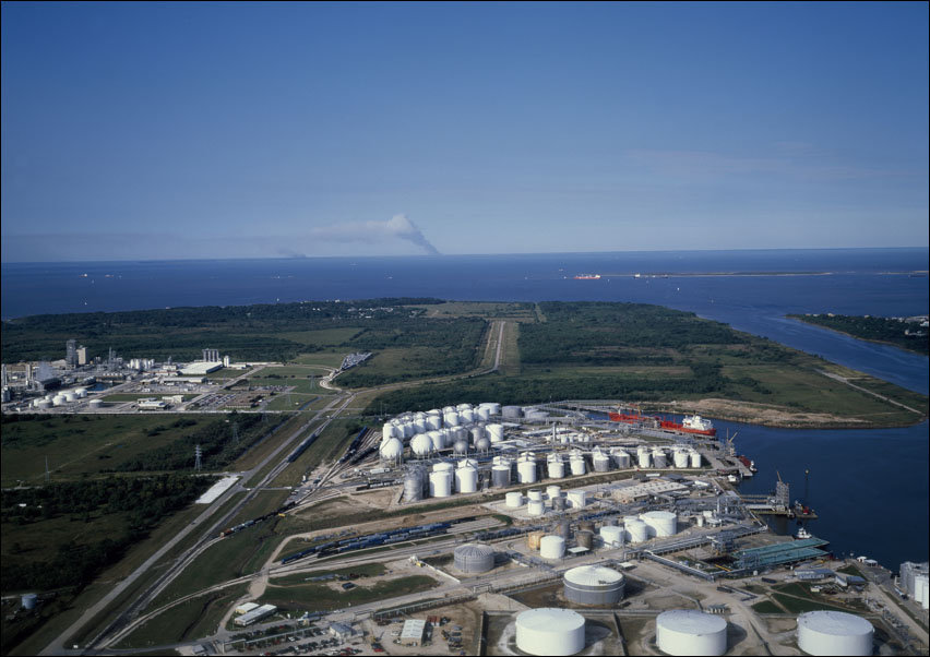 Refinery storage tanks along the Houston Ship Channel, Carol Highsmith - plakat 30x20 cm