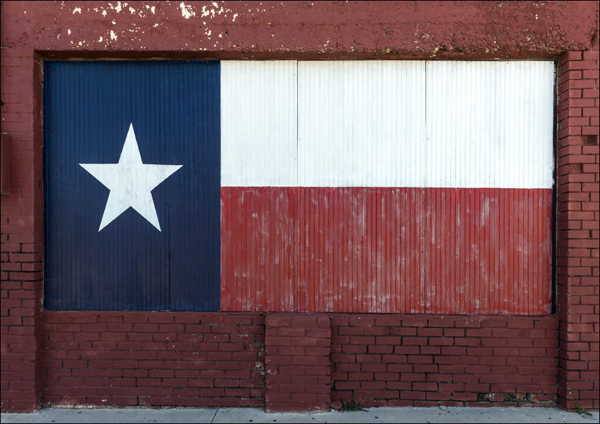 Texas flag, painted on boarded-up window., Carol Highsmith - plakat 70x50 cm