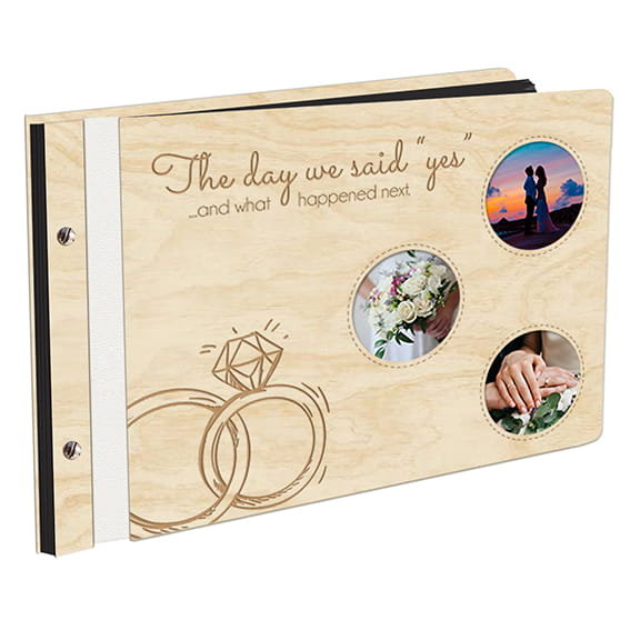 Album Na Zdjęcia Z Twoimi Zdjęciami Na Pierwszej Stronie Obrączki W Drewnianej Oprawie Z Czarnymi Kartami Z Grawerem