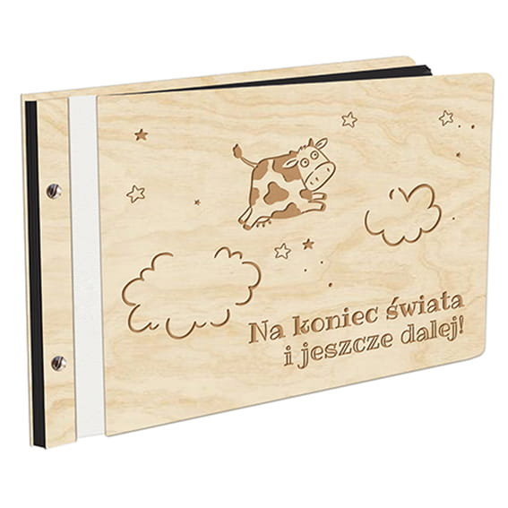 Album Na Zdjęcia Dla Dziecka Krowa Na Koniec Świata I Jeszcze Dalej W Drewnianej Oprawie Z Czarnymi Kartami Z Grawerem