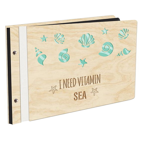 Album Na Zdjęcia Z Pierwszą Stroną W Kolorze W Drewnianej Oprawie Z Czarnymi Kartami Z Grawerem I Need Vitamin Sea  Muszelki Plaża