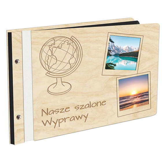 Album Na Zdjęcia Pierwsza Strona Z Twoimi Fotkami W Drewnianej Oprawie Z Czarnymi Kartami Z Grawerem Nasze Wspólne Wyprawy Globus