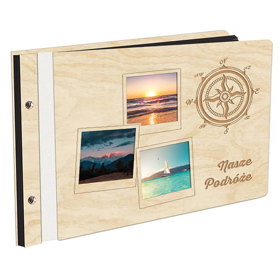 Album Na Zdjęcia Pierwsza Strona Z Twoimi Fotkami W Drewnianej Oprawie Z Czarnymi Kartami Z Grawerem Nasze Podróże Kompas Róża Kierunków