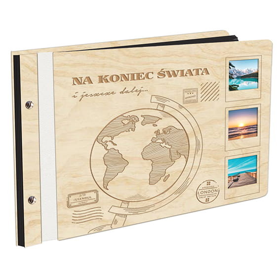 Album Na Zdjęcia Pierwsza Strona Z Twoimi Fotkami W Drewnianej Oprawie Z Czarnymi Kartami Z Grawerem Na Koniec Świata I Jeszcze Dalej Globus