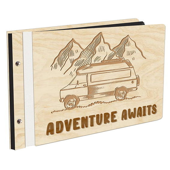 Album Na Zdjęcia Z Doklejanym Napisem W Drewnianej Oprawie Z Czarnymi Kartami Z Grawerem Adventure Awaits Wyprawa W Nieznane
