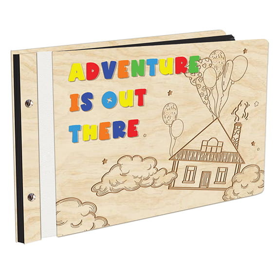 Album Na Zdjęcia Z Doklejanym Napisem W Drewnianej Oprawie Z Czarnymi Kartami Z Grawerem Adventure Is Out There Podróżowanie W Poszukiwaniu Przygód
