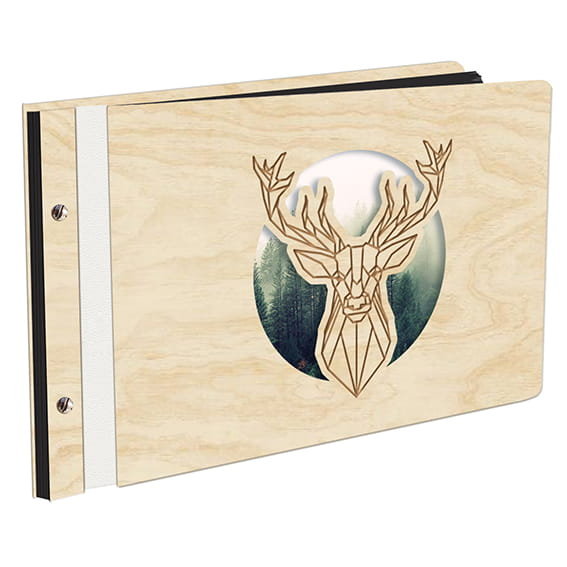 Album Na Zdjęcia Wyklejany Jeleń Szlachetny Z Pierwszą Stroną W Kolorze W Drewnianej Oprawie Z Czarnymi Kartami Z Grawerem
