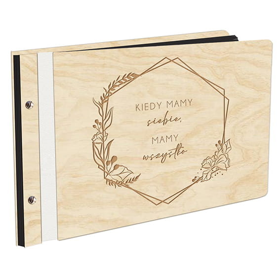 Album Na Zdjęcia W Drewnianej Oprawie Album Rodzinny Wyklejany Z Czarnymi Kartami Z Grawerem Kiedy Mamy Siebie Mamy Wszystko