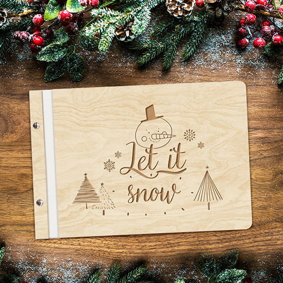 Album Na Zdjęcia  Prezent Na Święta Album Rodzinny Wyklejany Z Czarnymi Kartami Z Grawerem W Drewnianej Oprawie Let It Snow! Bałwanek