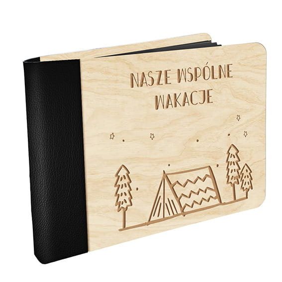 Drewniany MINI FOTO ALBUM na zdjęcia NASZE WSPÓLNE WAKACJE z grawerowaną okładką z czarnymi kartami  wyprawa pod namiot camping