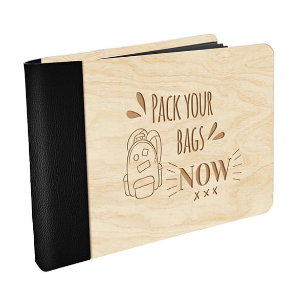 Drewniany MINI FOTO ALBUM na zdjęcia PACK YOUR BAGS NOW z grawerowaną okładką z czarnymi kartami  album podróżniczy z plecakiem
