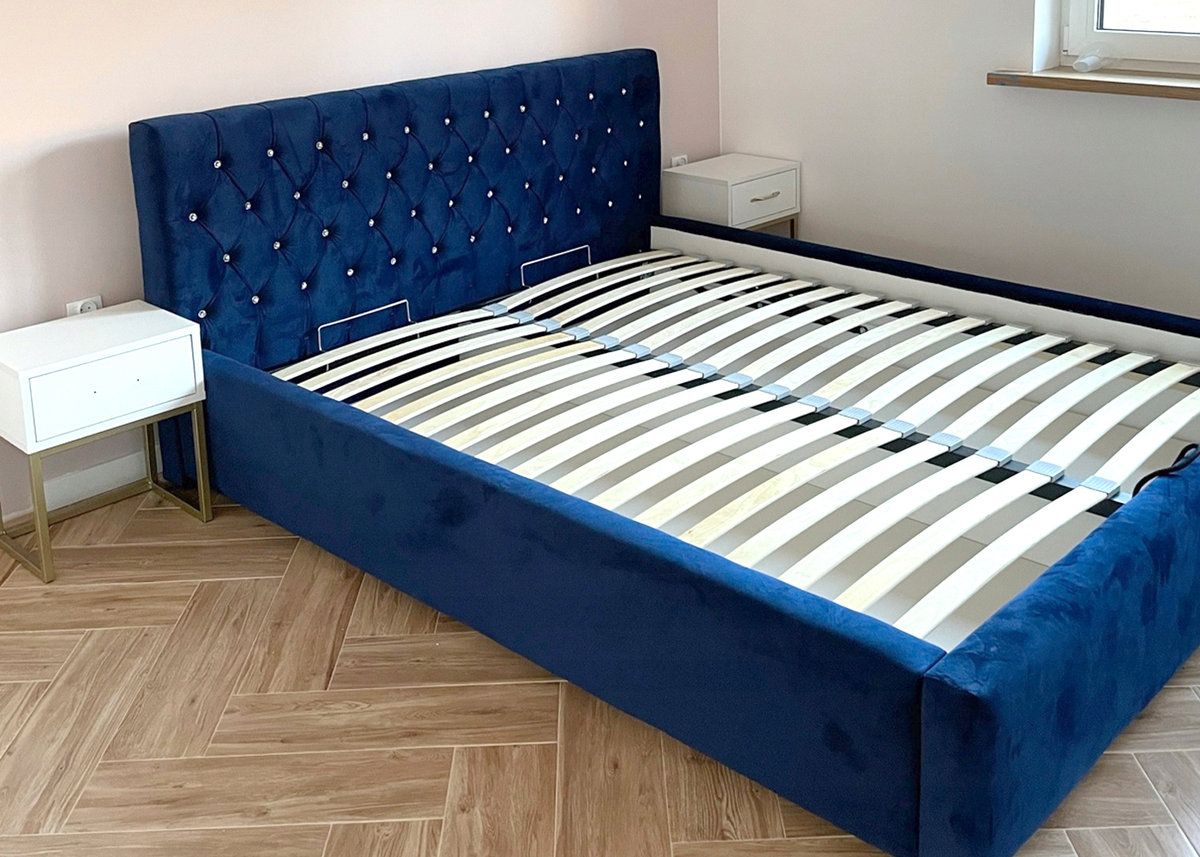 Łóżko Tapicerowane Z Kryształkami Pikowanym Oparciem 180x200 Monet / Meble Sypialnia