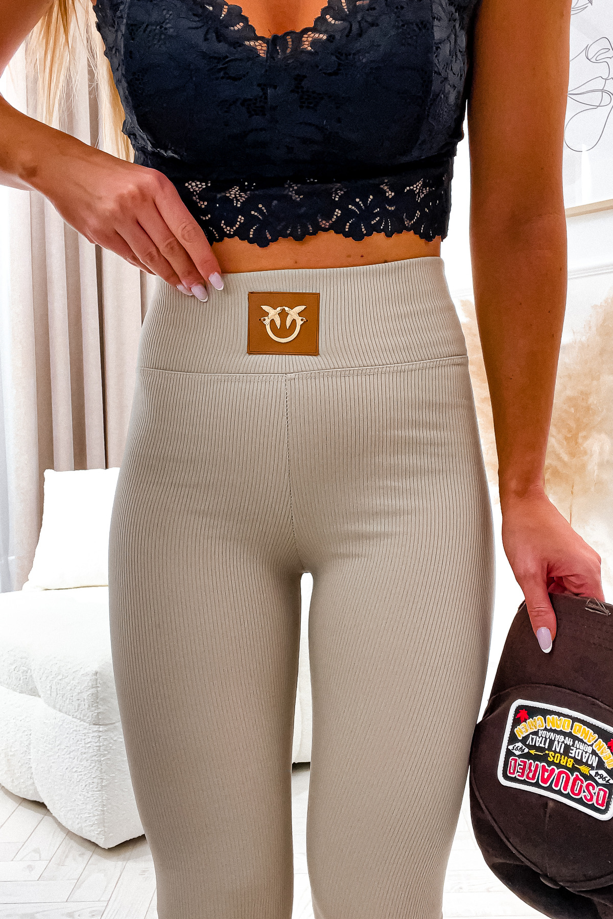 LEGGINSY PRĄŻKOWANE Z OZDOBNYMI JASKÓŁKAMI- BEŻOWE - Olika