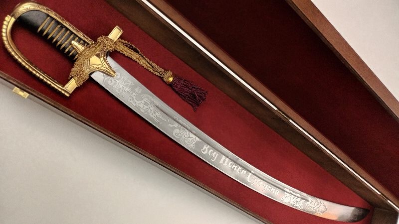 REPLIKA GRAWEROWANA SZABLA POLSKA 1750r W PUDEŁKU NR 1750A/G+P3