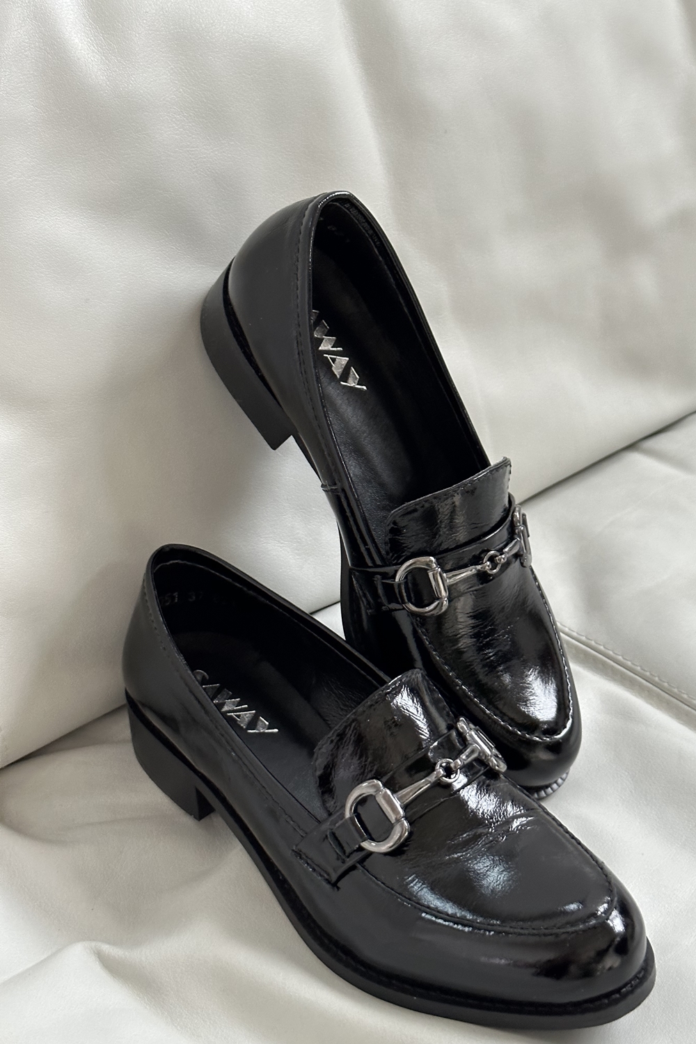 Czarne lakierowane loafersy Grind - SAWAY