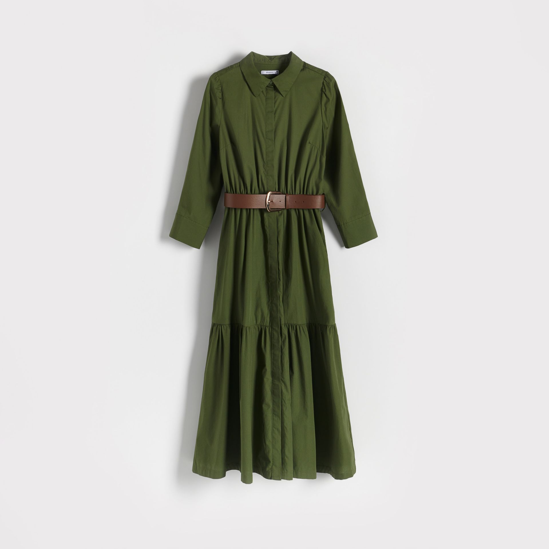 Sukienki - Reserved - Bawełniana sukienka z paskiem - Khaki - grafika 1