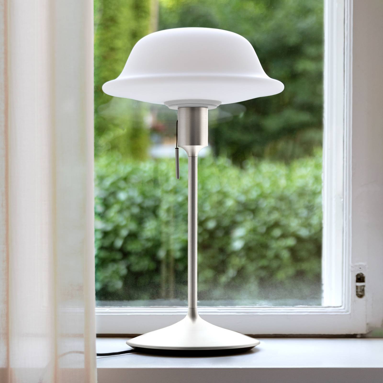 UMAGE Butler lampa stołowa szklany klosz, stalowa podstawa