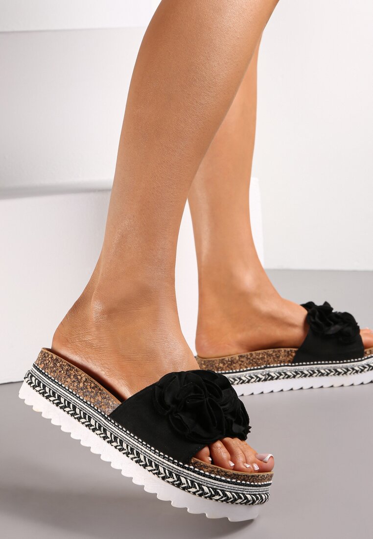 Czarne Klapki na Dekoracyjnej Platformie z Szerokim Paskiem Manilin