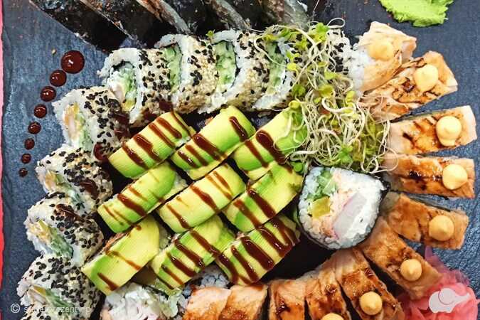Zestaw Sushi Premium dla przyjaciół w Restauracji Sushi Zone