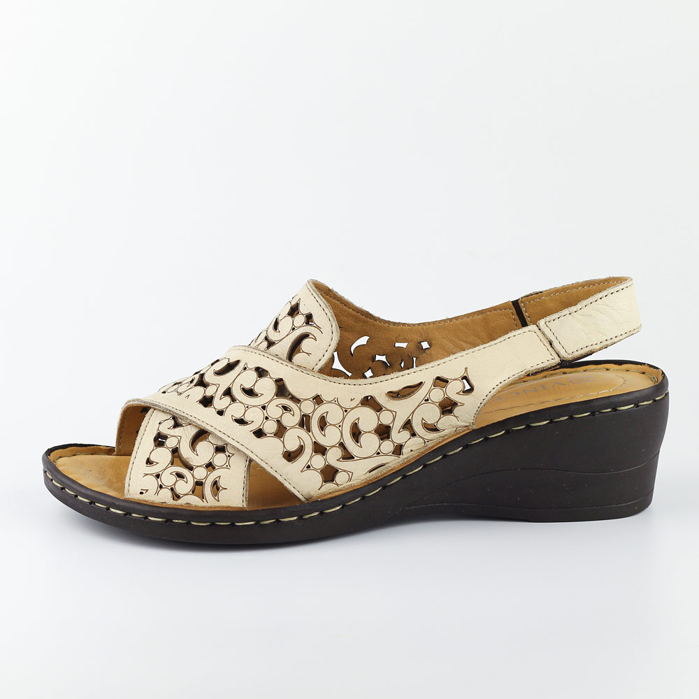 Beżowe skórzane sandały damskie na koturnie VINCEZA 43013 - Vinceza