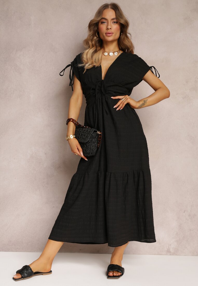 Czarna Sukienka Rozkloszowana z Trójkątnym Dekoltem Thamefa