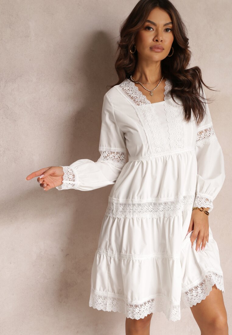 Biała Rozkloszowana Sukienka Midi z Ozdobnym Dekoltem z Koronką Eudovana