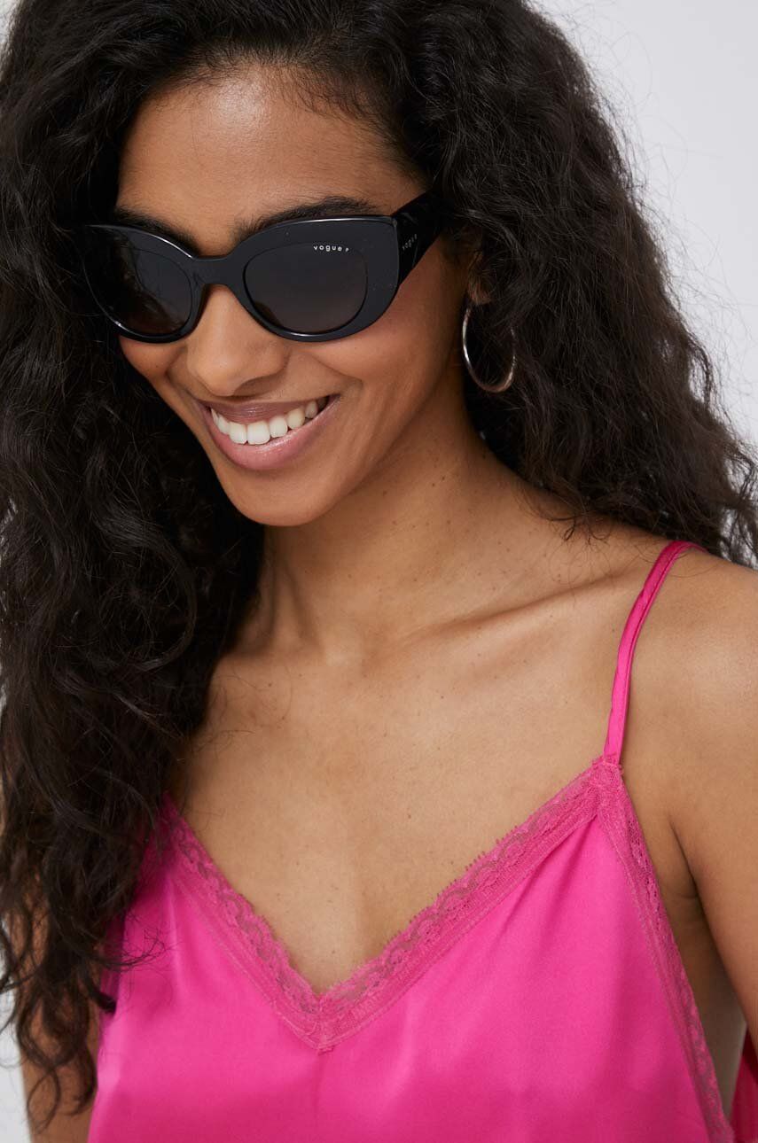 VOGUE okulary przeciwsłoneczne damskie kolor czarny - Vogue