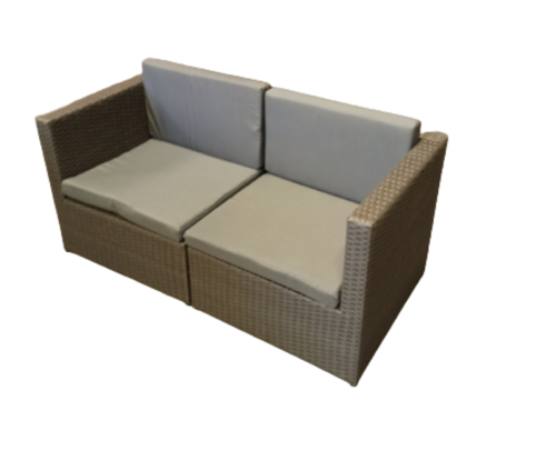 Mała sofa balkonowa z szarego technorattanu