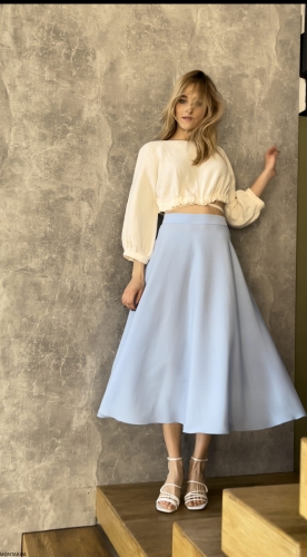 Spódnica damska niebieskiego koloru midi krój słońce