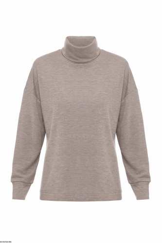 Prosty oversize sweter z długim rękawem i szeroką stójką beżowego koloru