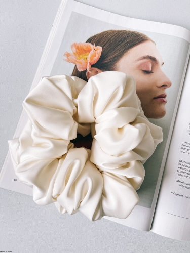 Gumka do włosów jedwabna duża mlecznego koloru