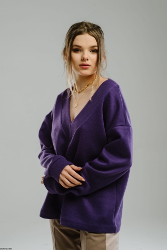 Prosty oversize sweter z długim rękawem fioletowego koloru