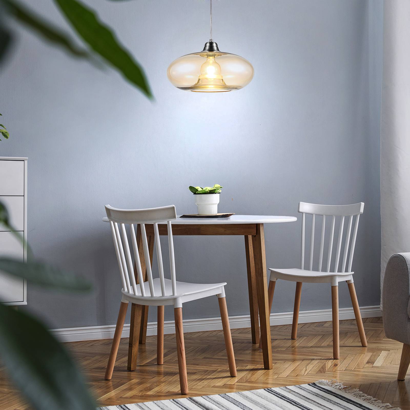 Nino Leuchten Lampa wisząca Lille ze szklanym kloszem, bursztyn