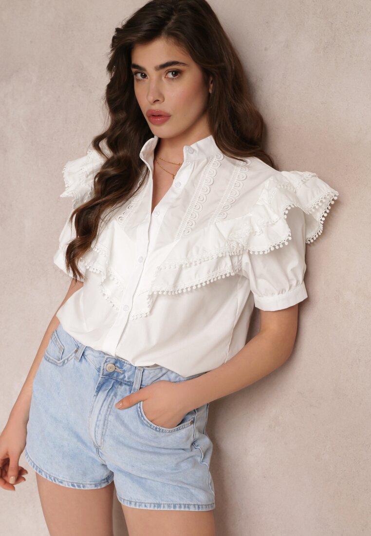 Biała Koronkowa Koszula z Krótkim Rękawem i Falbankami z Przodu Audrea